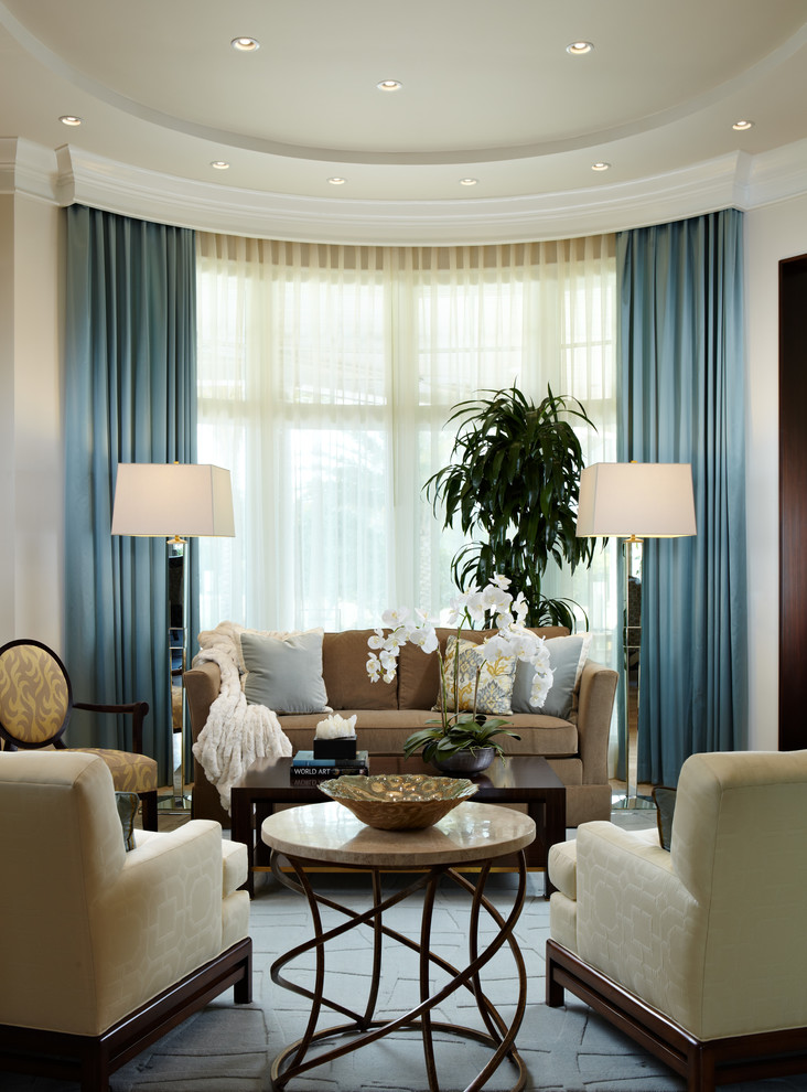 Стильный дизайн: открытая гостиная комната в классическом стиле с бежевыми стенами, полом из бамбука и синими шторами - последний тренд