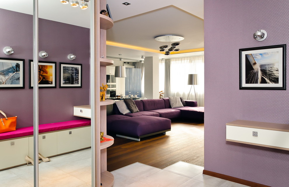 Inspiration för moderna vardagsrum, med lila väggar