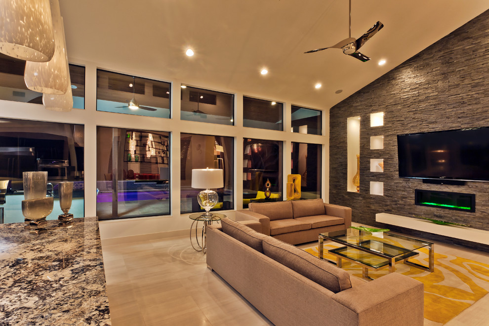 Foto de salón para visitas abierto contemporáneo grande con paredes beige, suelo de madera clara, televisor colgado en la pared, chimenea lineal y marco de chimenea de metal