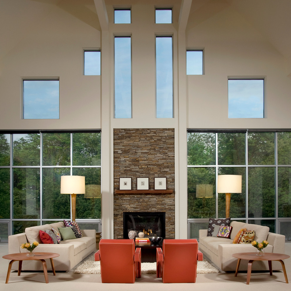 Fernseherloses, Offenes Modernes Wohnzimmer mit beiger Wandfarbe, Kamin und Kaminumrandung aus Stein in Indianapolis