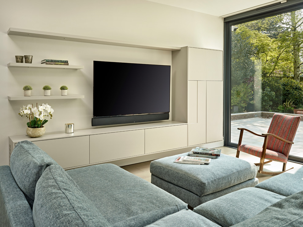 Стильный дизайн: изолированная гостиная комната среднего размера в современном стиле с серыми стенами и светлым паркетным полом - последний тренд