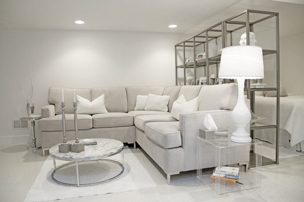 Стильный дизайн: гостиная комната в современном стиле с белыми стенами и ковром на полу - последний тренд