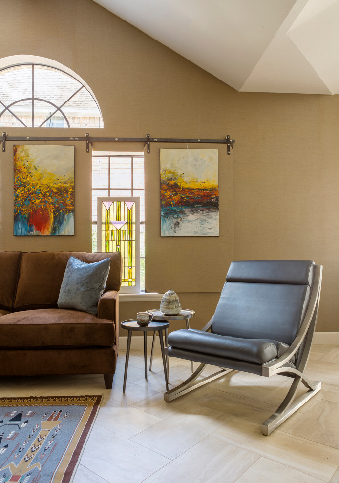 Идея дизайна: парадная, изолированная гостиная комната среднего размера в современном стиле с коричневыми стенами, полом из керамогранита, отдельно стоящим телевизором и бежевым полом без камина