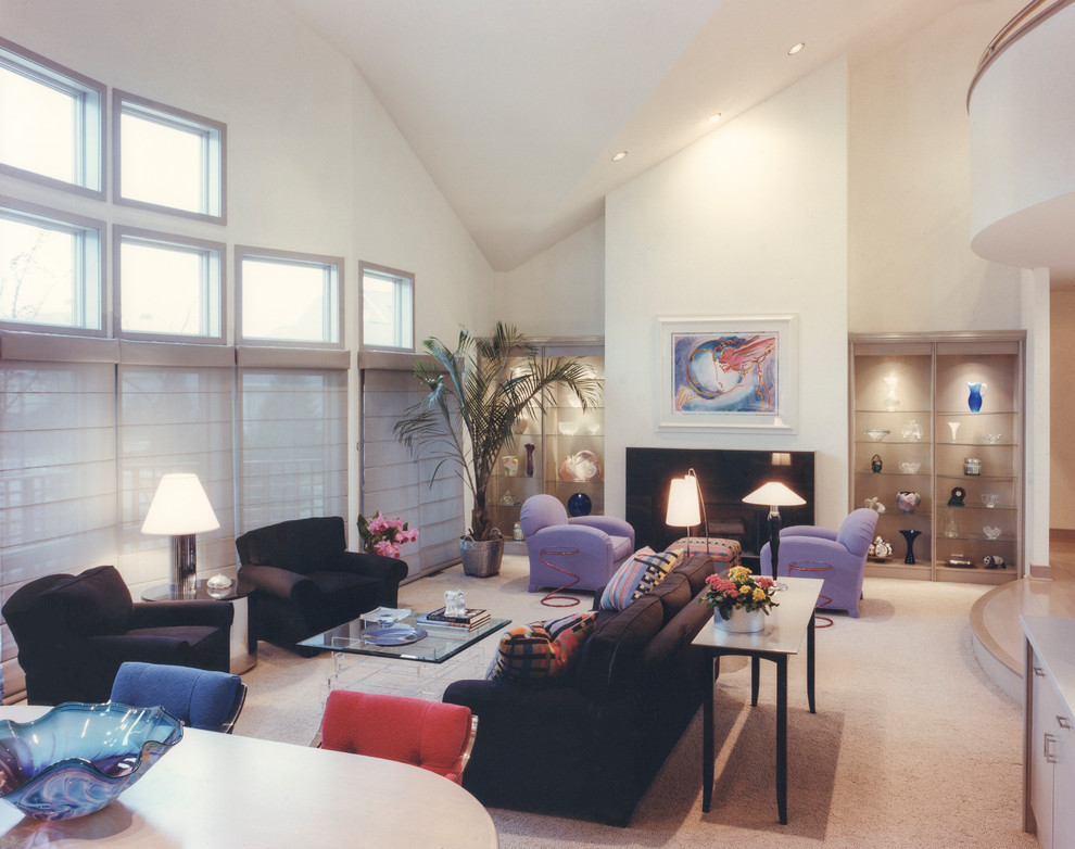На фото: огромная открытая гостиная комната в современном стиле с белыми стенами, ковровым покрытием, стандартным камином, бежевым полом и фасадом камина из камня без телевизора