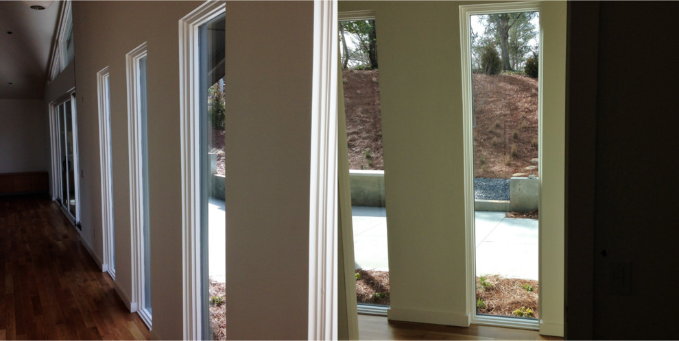 Idées déco pour un très grand salon contemporain ouvert avec un mur blanc et un sol en bois brun.