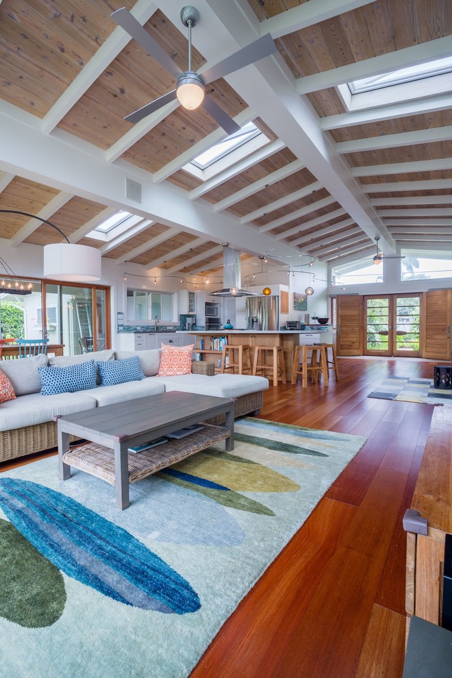 Foto di un soggiorno classico di medie dimensioni con pareti bianche, pavimento in legno massello medio e pavimento marrone