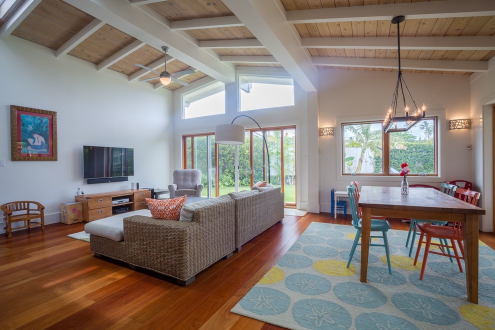 Immagine di un soggiorno chic di medie dimensioni con pareti bianche, pavimento in legno massello medio e pavimento marrone