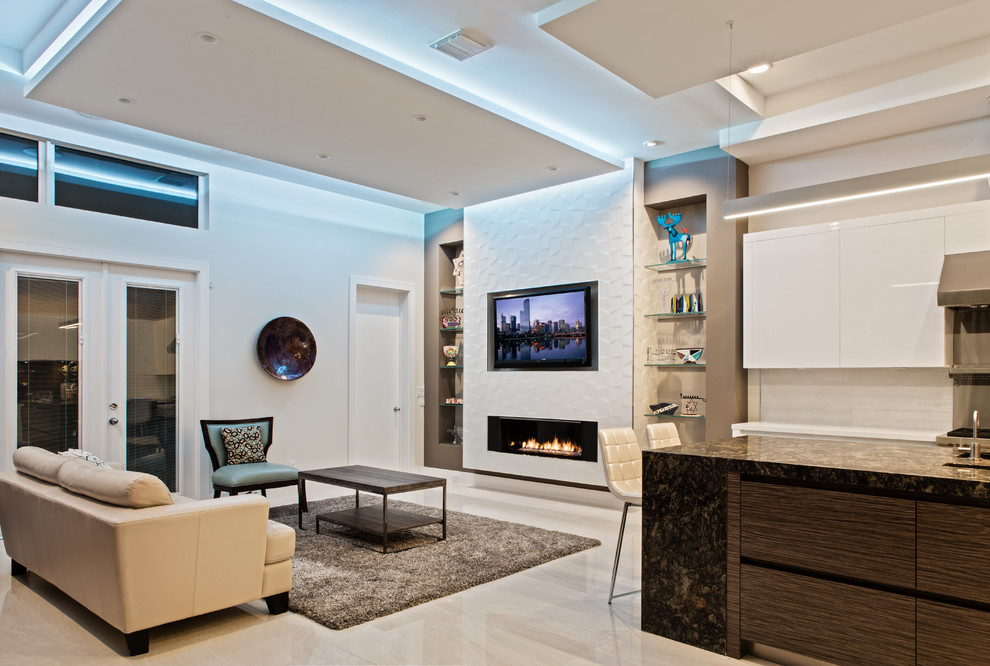 На фото: большая открытая гостиная комната в современном стиле с белыми стенами, горизонтальным камином, фасадом камина из плитки и телевизором на стене
