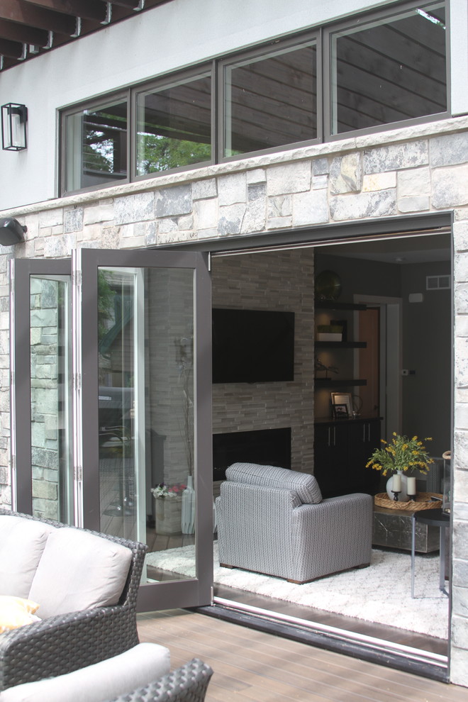 Идея дизайна: парадная, открытая гостиная комната среднего размера в современном стиле с серыми стенами, темным паркетным полом, горизонтальным камином, фасадом камина из камня, телевизором на стене и коричневым полом
