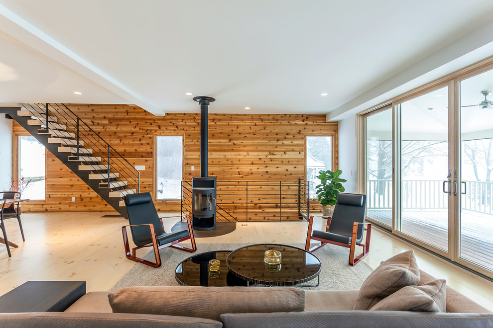 Idee per un grande soggiorno contemporaneo aperto con pareti bianche, parquet chiaro e stufa a legna