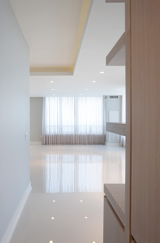 Стильный дизайн: большая открытая гостиная комната в современном стиле с серыми стенами и бетонным полом без камина - последний тренд