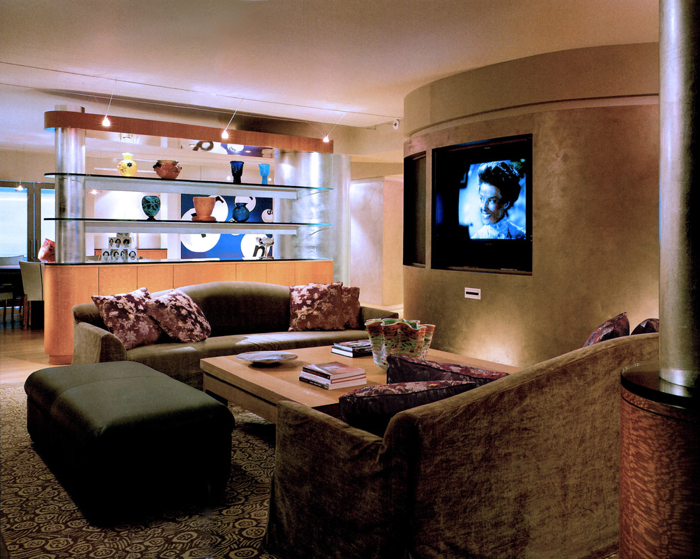 Foto di un grande soggiorno design aperto con pareti multicolore, parquet chiaro e parete attrezzata