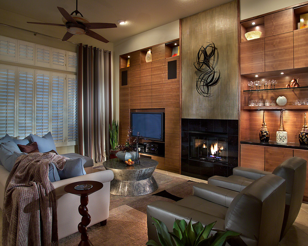 フェニックスにあるコンテンポラリースタイルのおしゃれな応接間 (ベージュの壁、横長型暖炉、タイルの暖炉まわり、埋込式メディアウォール) の写真