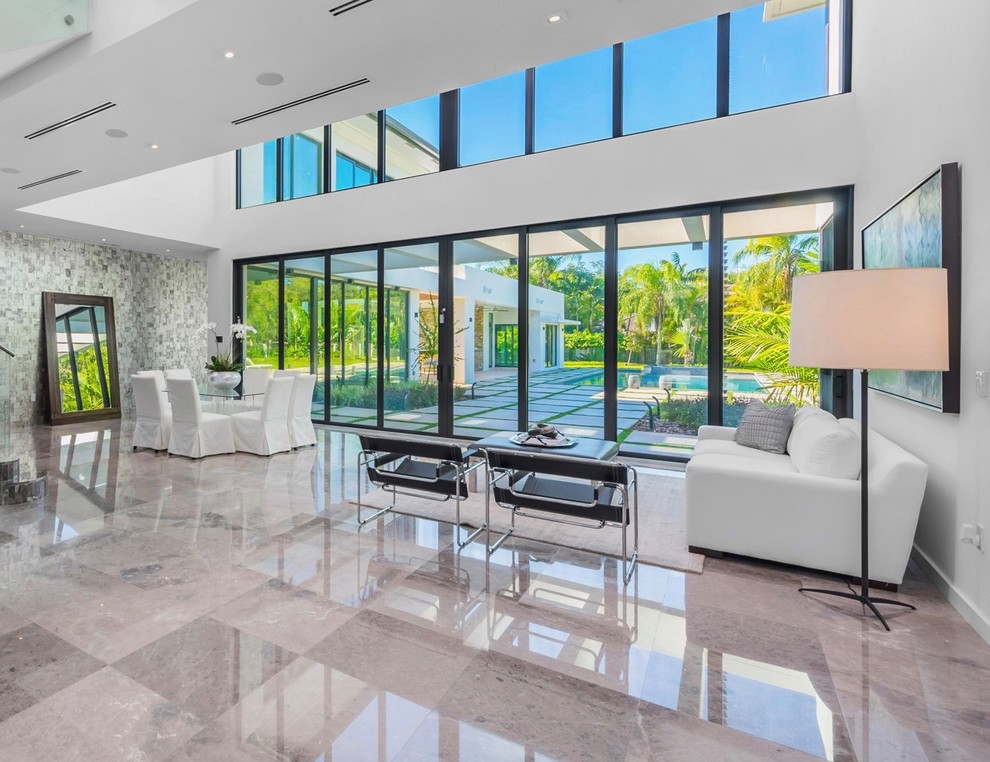 Großes, Repräsentatives, Fernseherloses, Offenes Modernes Wohnzimmer ohne Kamin mit weißer Wandfarbe, grauem Boden und Keramikboden in Miami