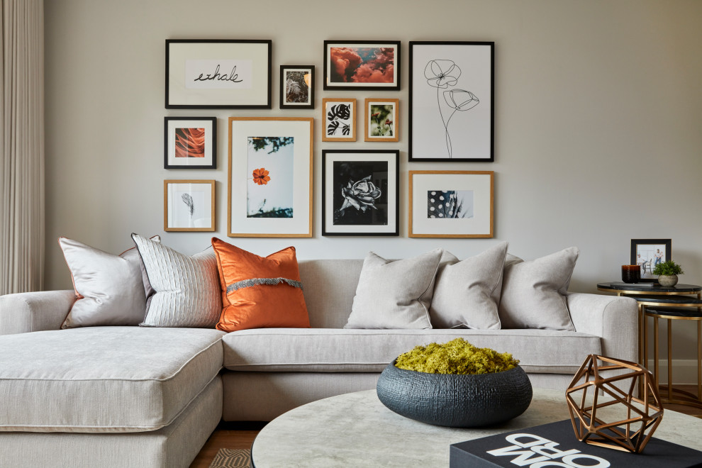 Immagine di un soggiorno contemporaneo di medie dimensioni e aperto con pareti beige e pavimento marrone