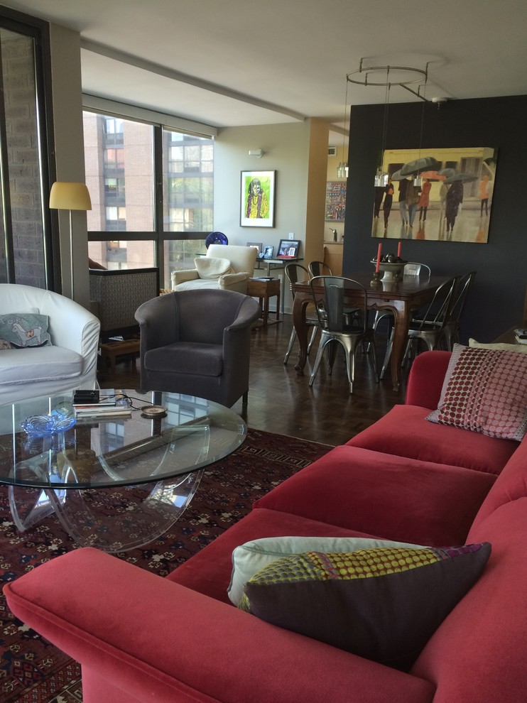 На фото: изолированная гостиная комната среднего размера в современном стиле с разноцветными стенами, светлым паркетным полом и отдельно стоящим телевизором без камина