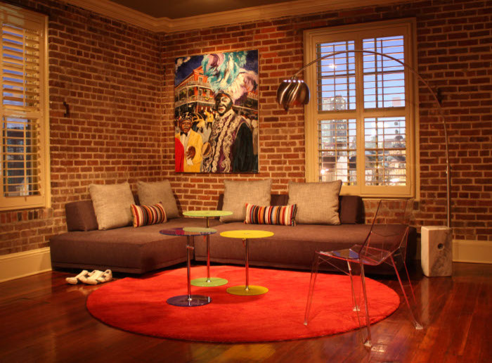 Foto di un soggiorno minimal di medie dimensioni e aperto con pareti marroni, parquet scuro e pavimento marrone