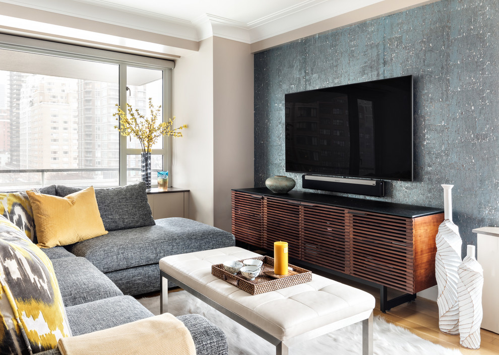 Пример оригинального дизайна: открытая гостиная комната среднего размера в современном стиле с серыми стенами, телевизором на стене, светлым паркетным полом и бежевым полом без камина