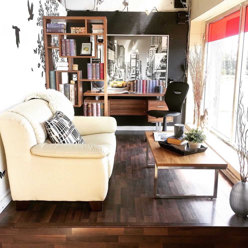 Idee per un piccolo soggiorno minimal chiuso con libreria, pavimento in laminato e pavimento marrone