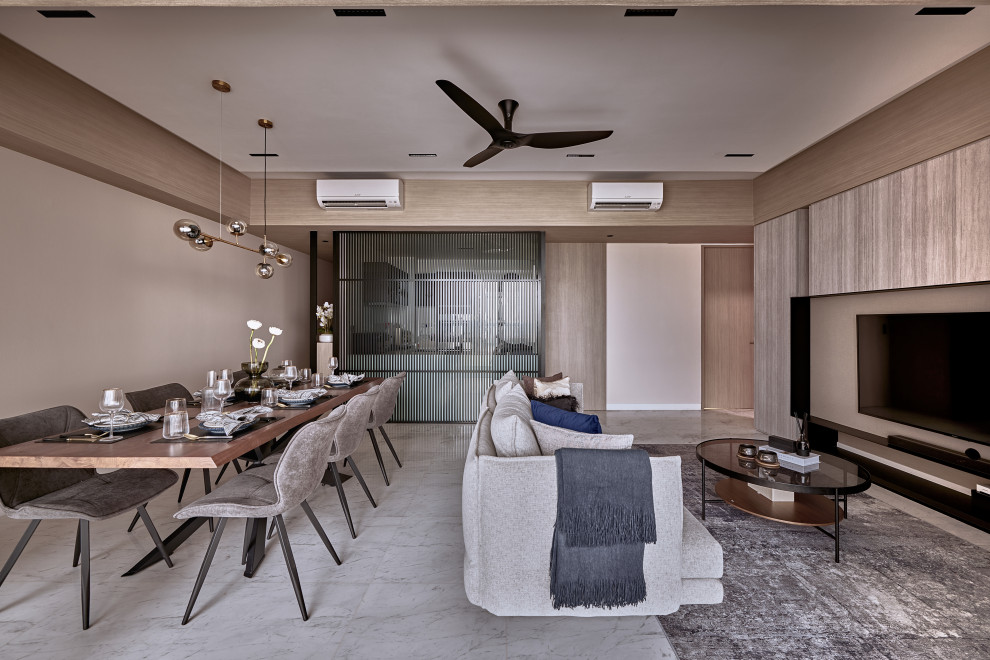 Esempio di un soggiorno minimal aperto con pareti beige e TV a parete