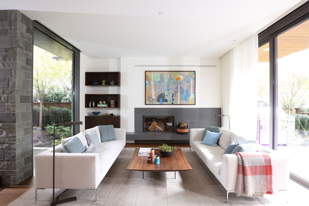 Fernseherloses Modernes Wohnzimmer mit weißer Wandfarbe und Gaskamin in Vancouver