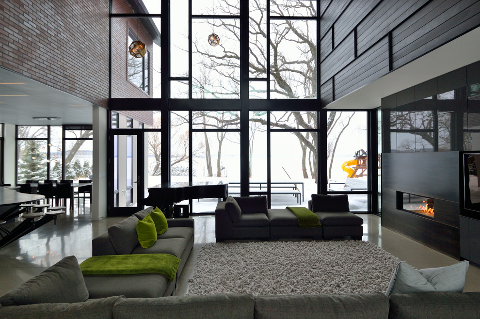 Стильный дизайн: парадная, открытая гостиная комната в современном стиле с горизонтальным камином - последний тренд
