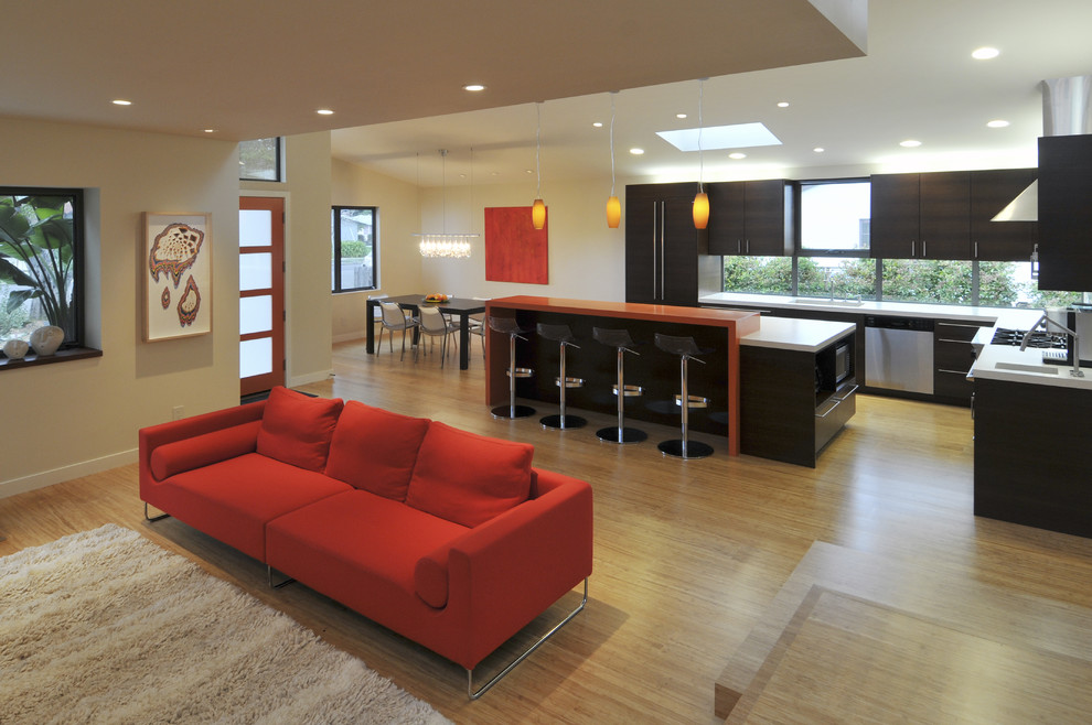 Стильный дизайн: открытая гостиная комната в современном стиле с бежевыми стенами и полом из бамбука - последний тренд