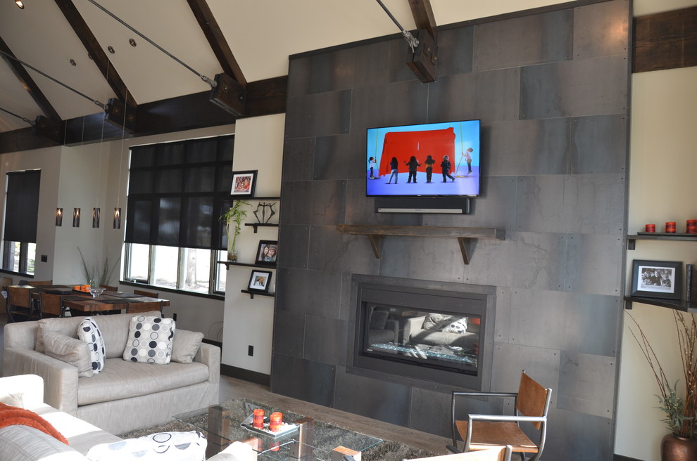 Mittelgroßes, Repräsentatives, Offenes Modernes Wohnzimmer mit weißer Wandfarbe, dunklem Holzboden, Gaskamin, Kaminumrandung aus Metall, TV-Wand und braunem Boden in Denver