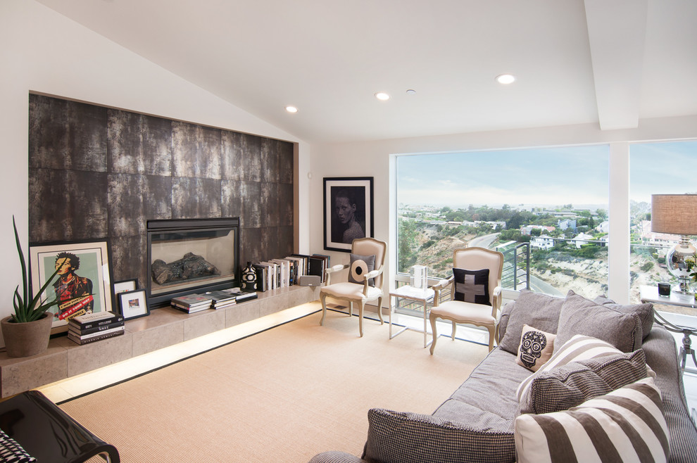 Modernes Wohnzimmer mit weißer Wandfarbe, Kamin und gefliester Kaminumrandung in Orange County
