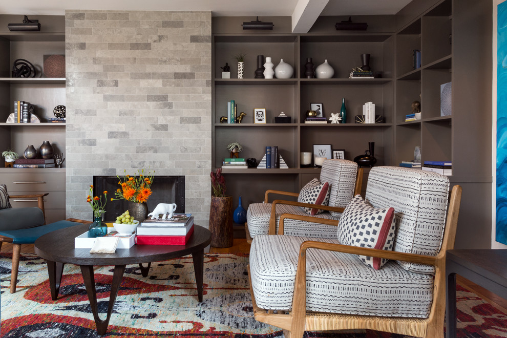 Mittelgroßes, Fernseherloses, Offenes Modernes Wohnzimmer mit grauer Wandfarbe, braunem Holzboden, Kamin, Kaminumrandung aus Stein und braunem Boden in San Francisco