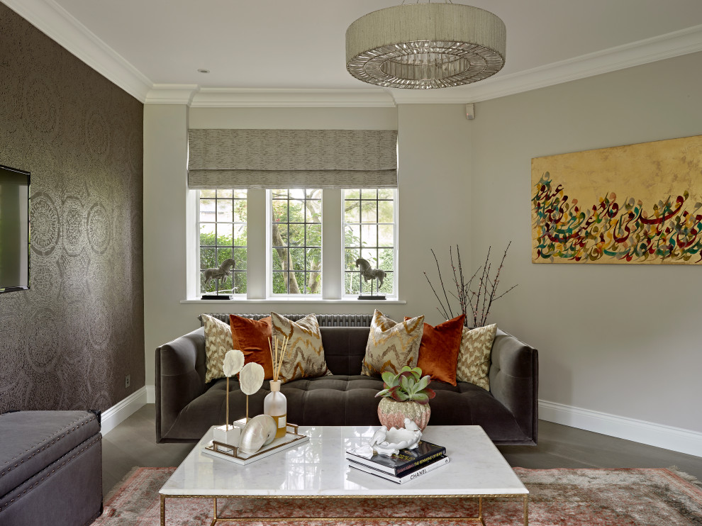 Immagine di un soggiorno design con pareti marroni, parquet scuro, TV a parete, pavimento marrone e carta da parati