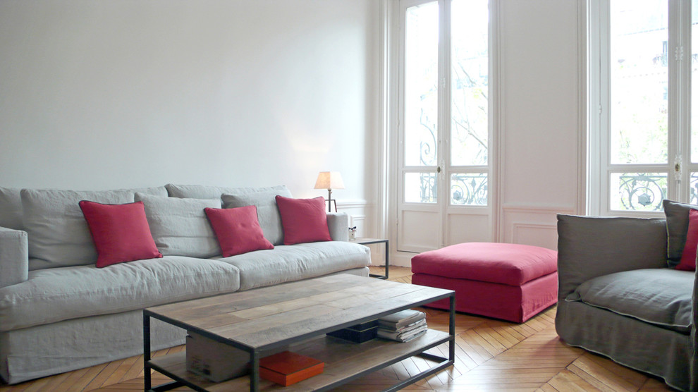 Ispirazione per un soggiorno design con pareti bianche e pavimento in legno massello medio