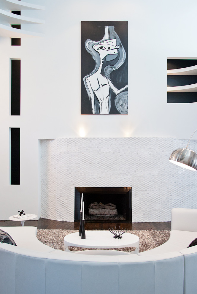 На фото: гостиная комната в современном стиле с белыми стенами