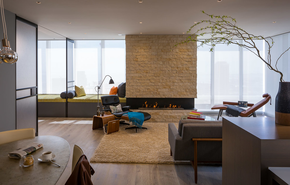 Пример оригинального дизайна: открытая гостиная комната среднего размера в современном стиле с серыми стенами, светлым паркетным полом, горизонтальным камином и фасадом камина из камня