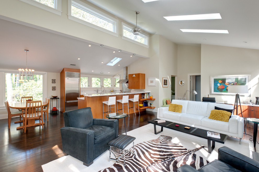Offenes Modernes Wohnzimmer mit beiger Wandfarbe und dunklem Holzboden in New York