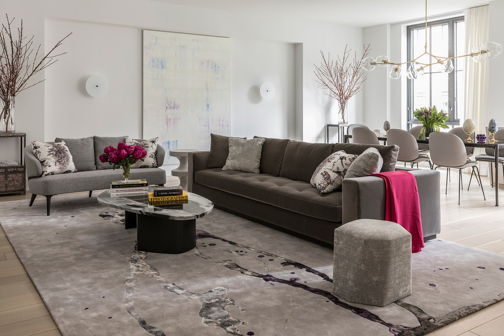 Foto di un soggiorno minimal aperto con sala formale, pareti bianche e pavimento beige