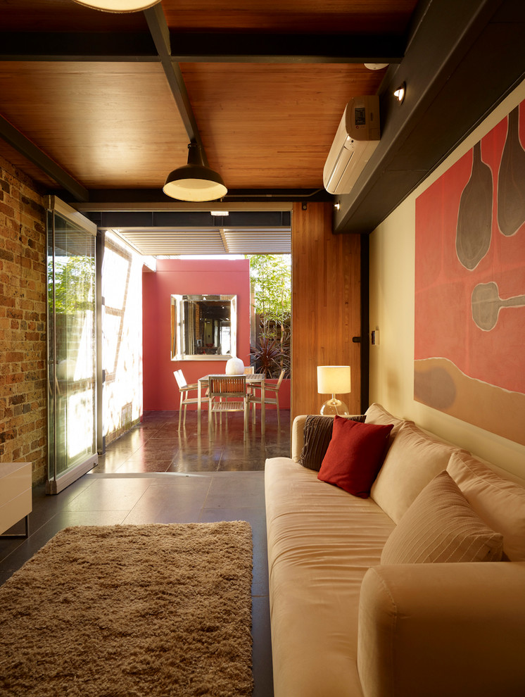 Свежая идея для дизайна: маленькая открытая гостиная комната в современном стиле с бежевыми стенами и отдельно стоящим телевизором для на участке и в саду - отличное фото интерьера