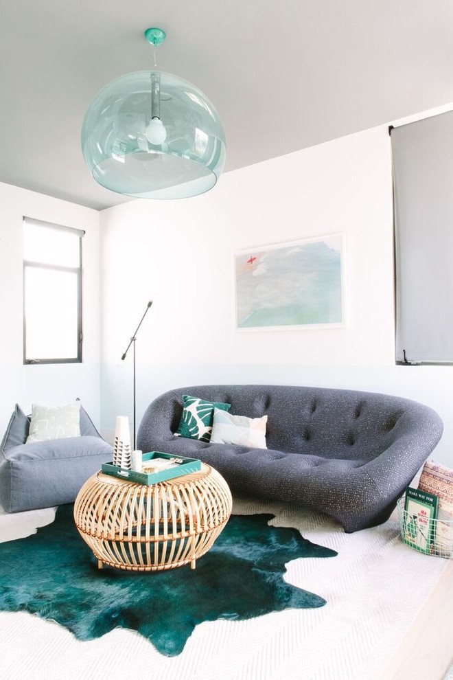 Idee per un soggiorno minimal con pareti bianche e parquet chiaro