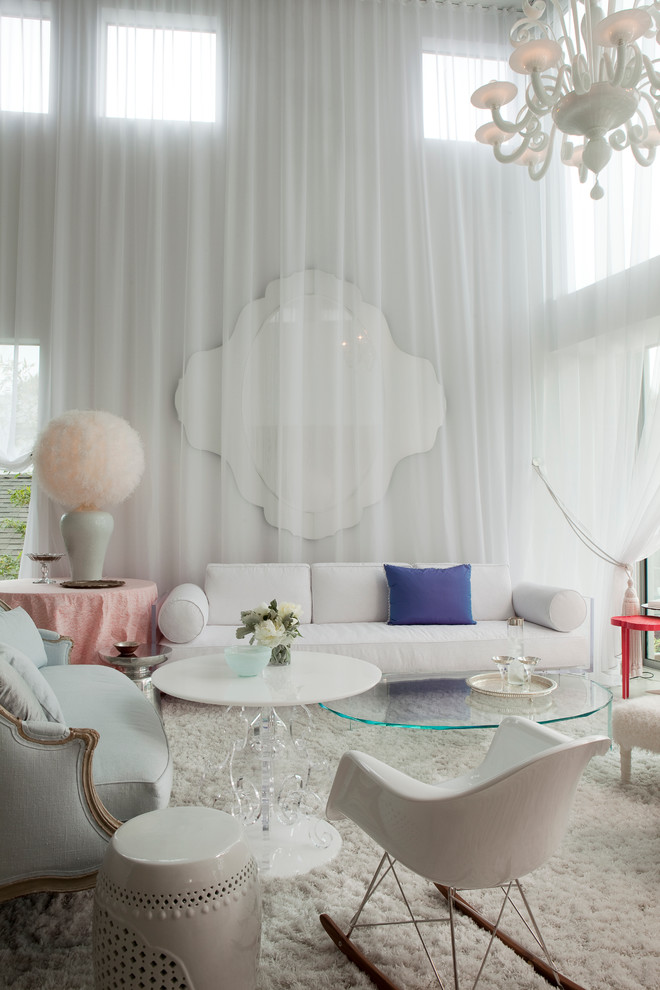 Fernseherloses Modernes Wohnzimmer mit weißer Wandfarbe in Los Angeles