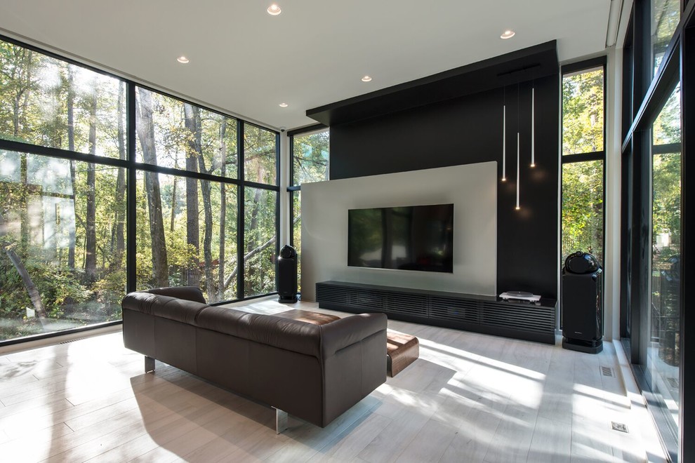 Стильный дизайн: открытая гостиная комната среднего размера в современном стиле с черными стенами, полом из керамогранита, телевизором на стене и серым полом без камина - последний тренд