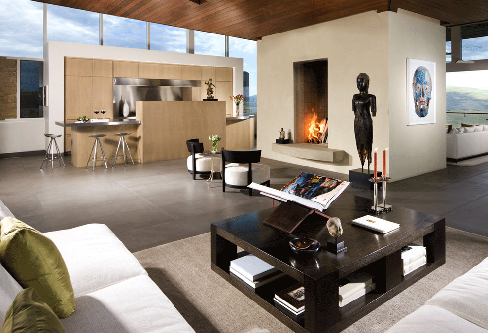 Идея дизайна: открытая гостиная комната в современном стиле с бежевыми стенами без телевизора