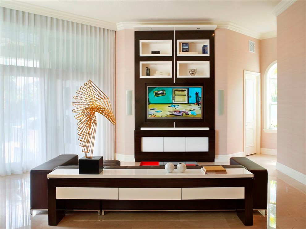 На фото: гостиная комната в современном стиле с розовыми стенами с