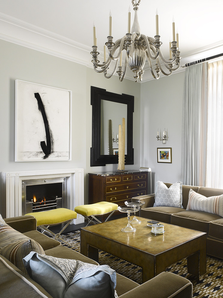 Источник вдохновения для домашнего уюта: гостиная комната в современном стиле с серыми стенами, стандартным камином и красивыми шторами