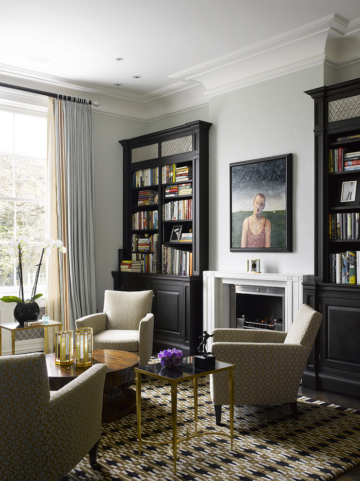 Свежая идея для дизайна: гостиная комната в современном стиле с с книжными шкафами и полками и красивыми шторами - отличное фото интерьера