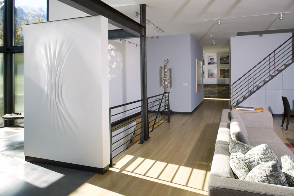 Источник вдохновения для домашнего уюта: гостиная комната в современном стиле с белыми стенами