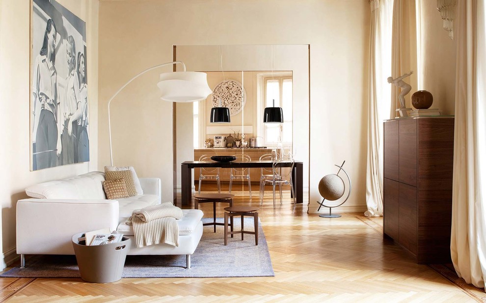 Cette image montre un salon design avec un mur beige, parquet clair et aucune cheminée.