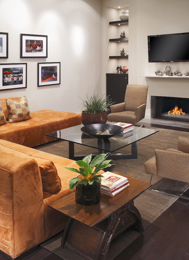 Свежая идея для дизайна: гостиная комната среднего размера в современном стиле с телевизором на стене - отличное фото интерьера