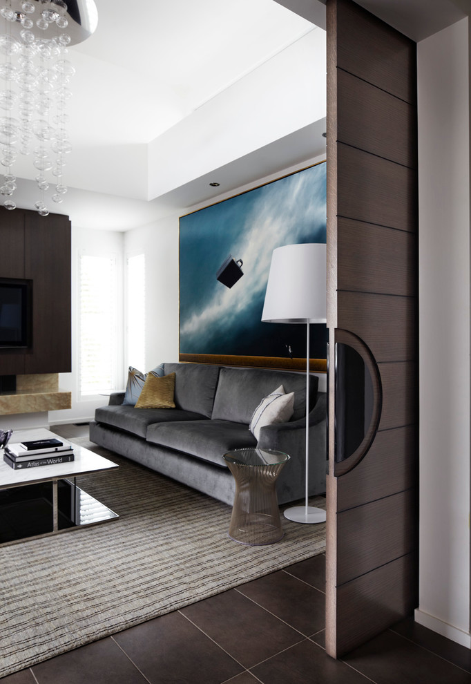 Стильный дизайн: изолированная гостиная комната в современном стиле с белыми стенами и ковром на полу - последний тренд