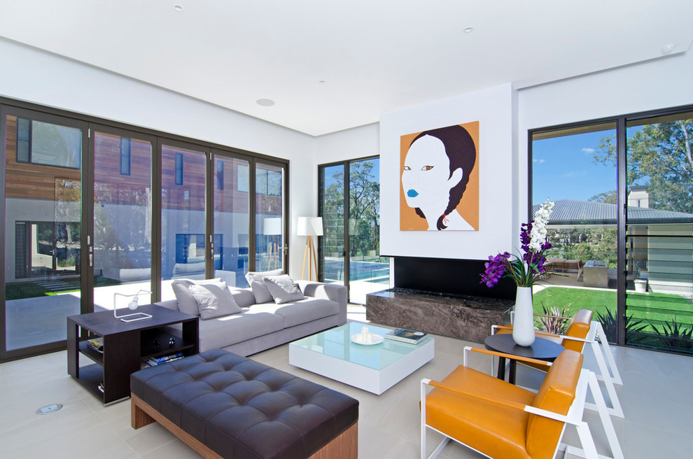 Großes, Offenes Modernes Wohnzimmer mit weißer Wandfarbe und Gaskamin in Gold Coast - Tweed