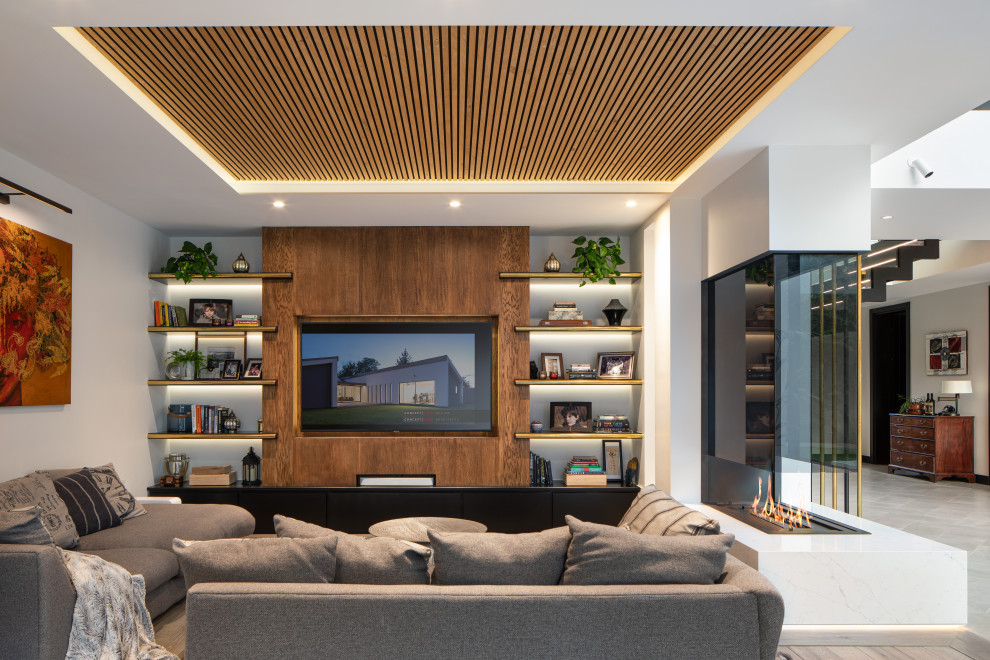 Offenes Modernes Wohnzimmer mit weißer Wandfarbe, TV-Wand und grauem Boden in Surrey